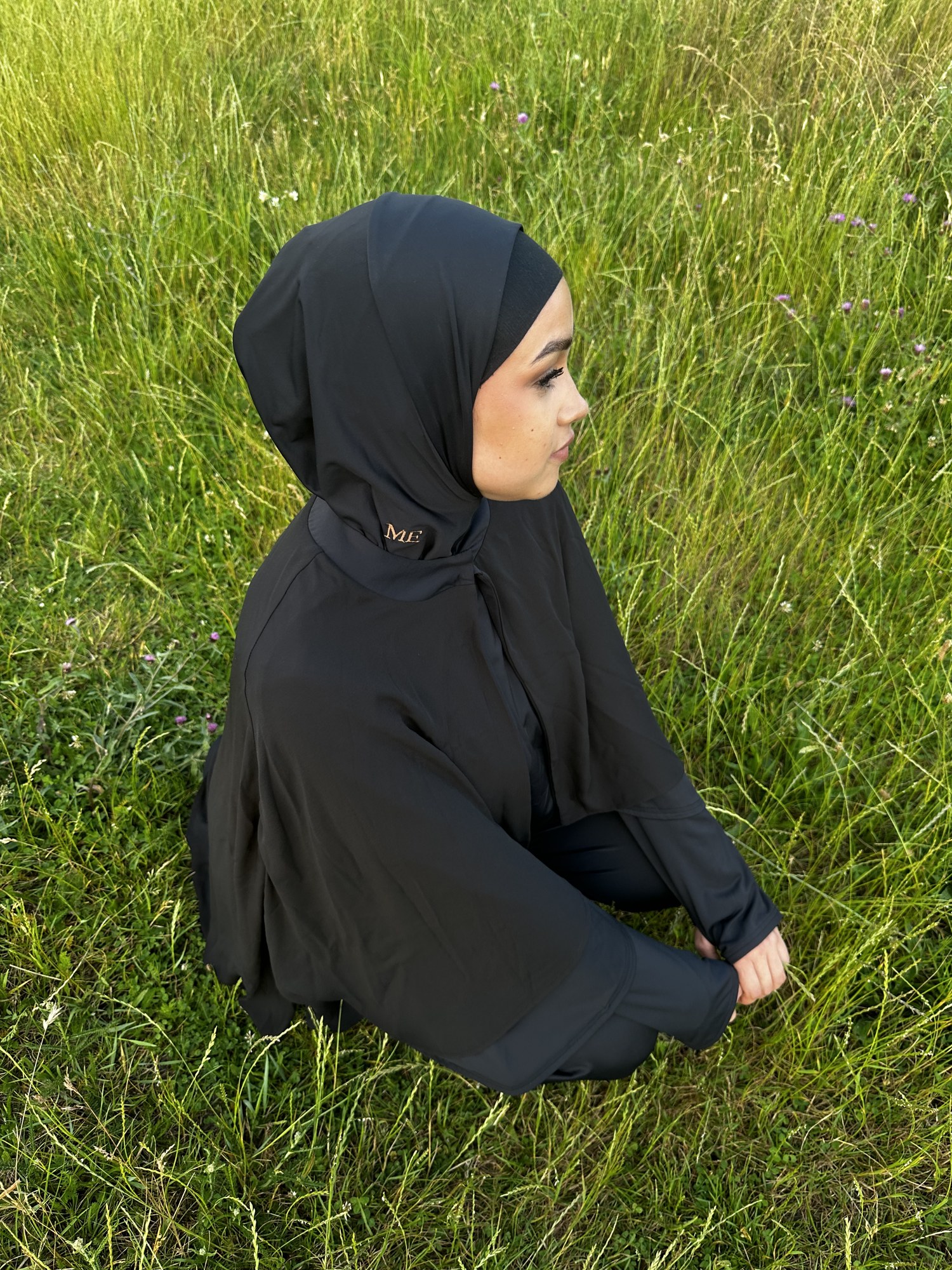 Muslim Essentials — Drop 001, silhouette complète